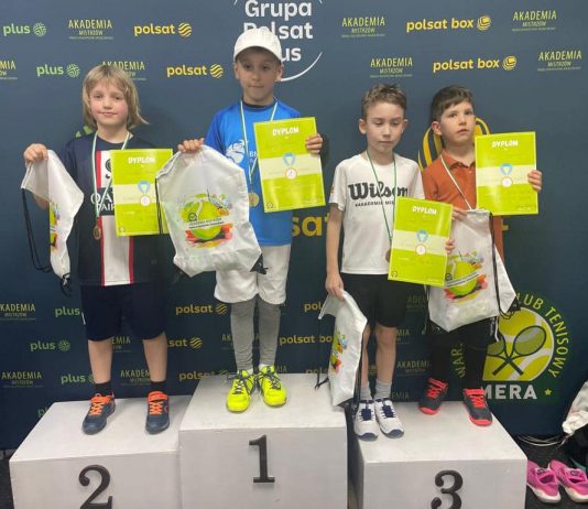 Tenisowe krasnale na podium